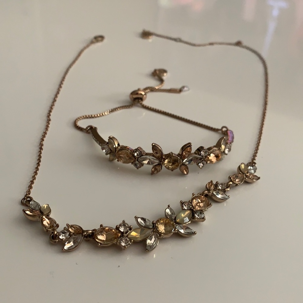 Matching bracelet and necklace with floral pattern